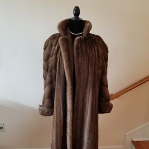 Beautiful full-length, brown mink coat Size 14-16